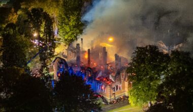 Ehemaliges Schloss von Thurn und Taxis brennt: Feuerwehr im Großeinsatz | Regional