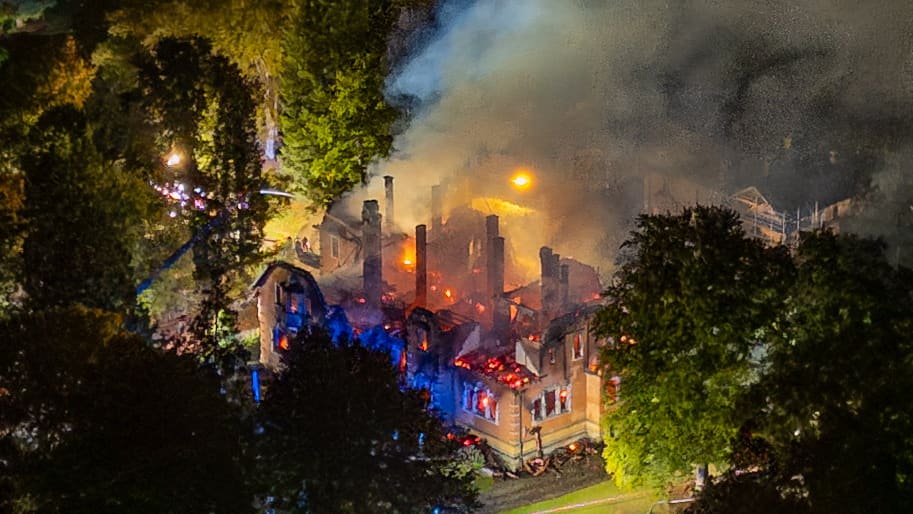 Ehemaliges Schloss von Thurn und Taxis brennt: Feuerwehr im Großeinsatz | Regional