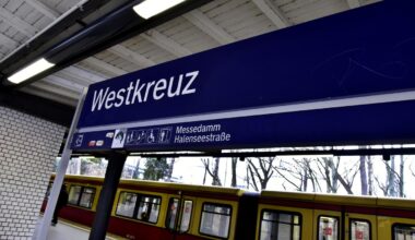 S-Bahn erfasst Rollstuhlfahrer – Mann in kritischem Zustand