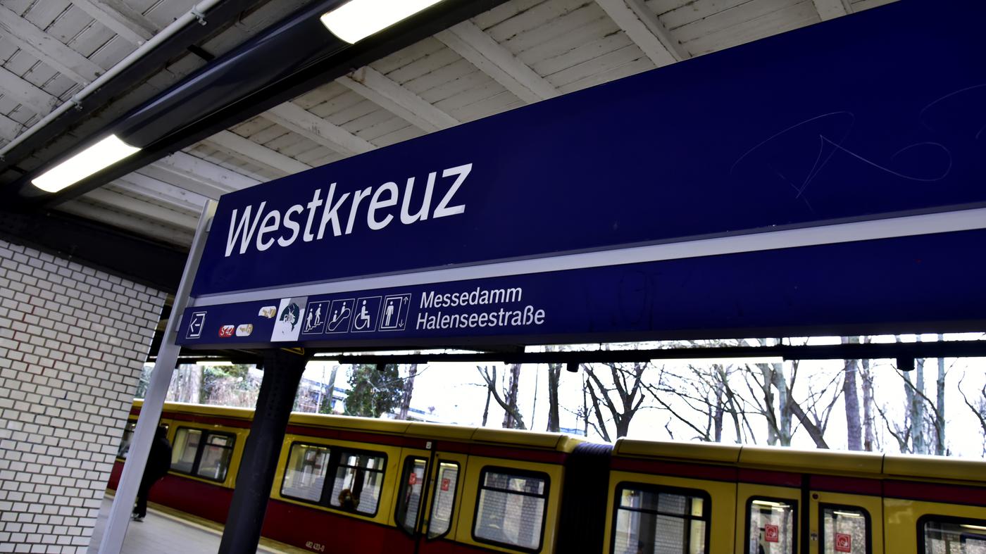 S-Bahn erfasst Rollstuhlfahrer – Mann in kritischem Zustand