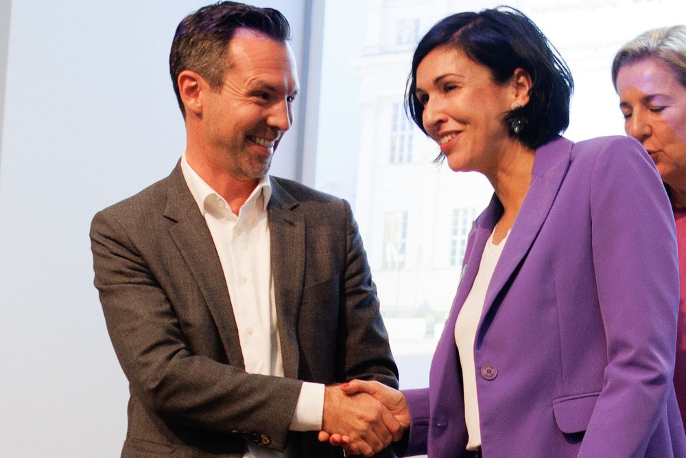 Severin Fischer (SPD) und die parteilose Noosha Aubel (rechts) nach dem ersten Wahlgang vor zwei Wochen.