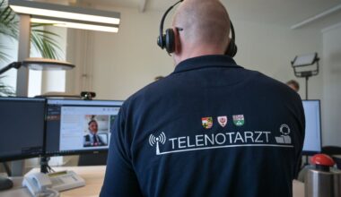 Hier unterstützt der Mediziner aus der Zentrale heraus: Sachsen-Anhalt will das Modell des Telenotarztes landesweit ausrollen.