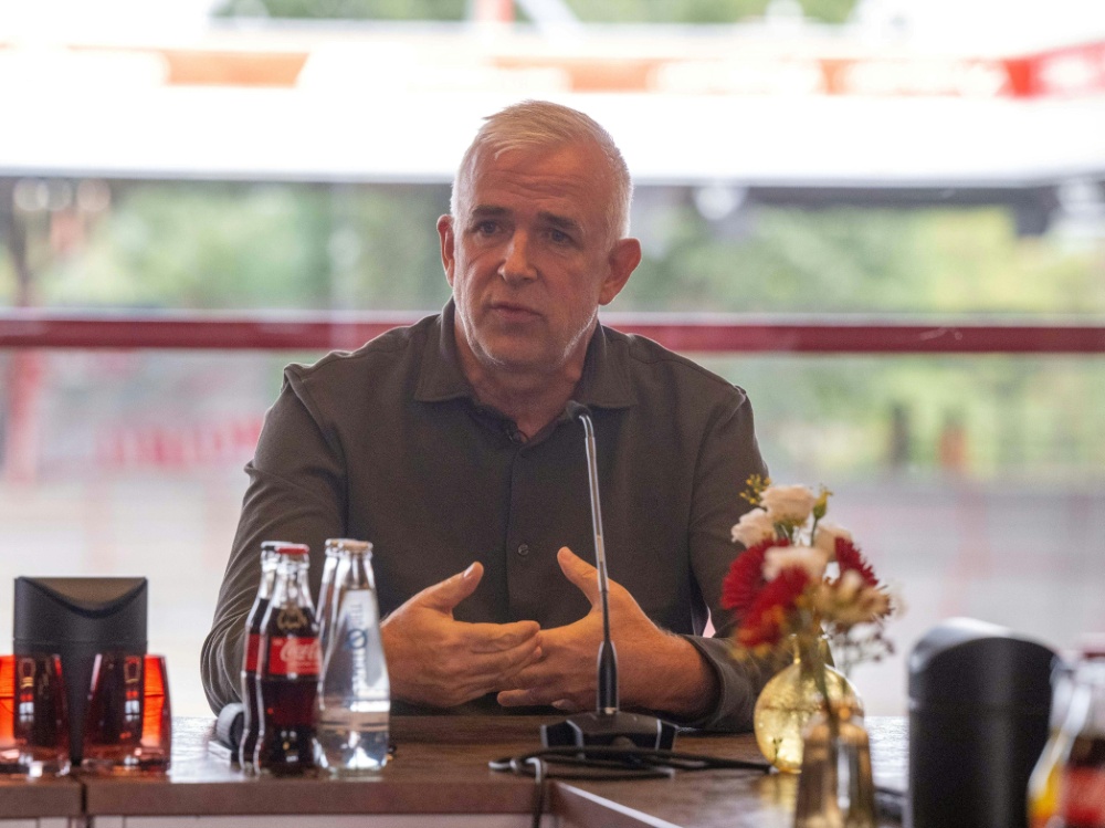 Union-Boss Zingler bei einer Pressekonferenz am Dienstag (Foto: IMAGO/IMAGO/SID/Matthias Koch)