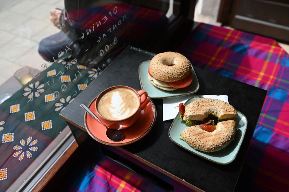 Belegte Bagel, Cappuccino und Sonne: So kann ein Frühstück im Café Mira aussehen.