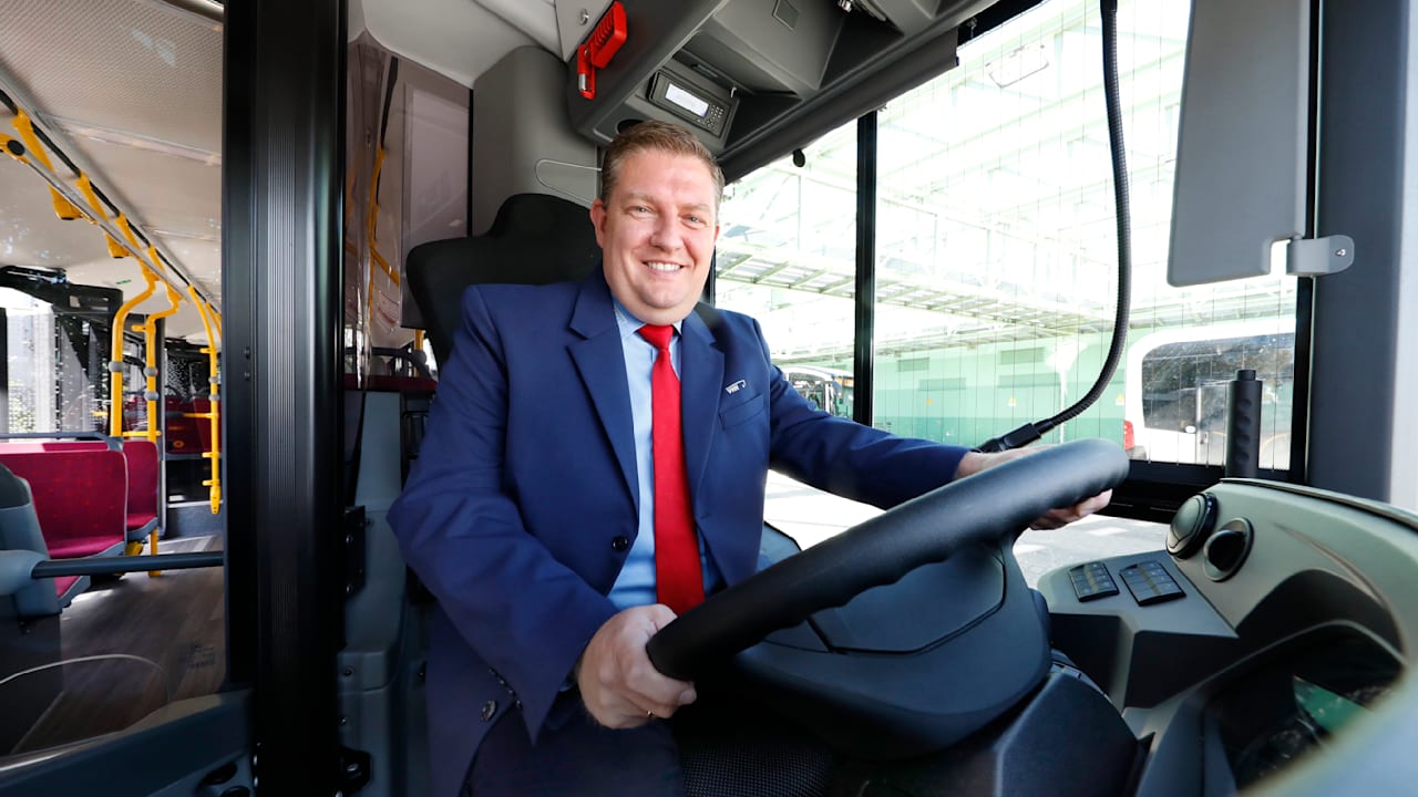 Dr. Omnibus aus Hamburg: Dieser Busfahrer ist eigentlich Zahnarzt | Regional
