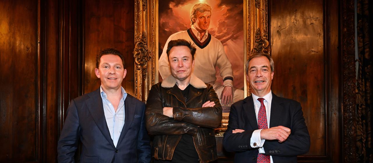 Nick Candy, Elon Musk und Nigel Farage vor einem Gemälde von Donald Trump 2024.