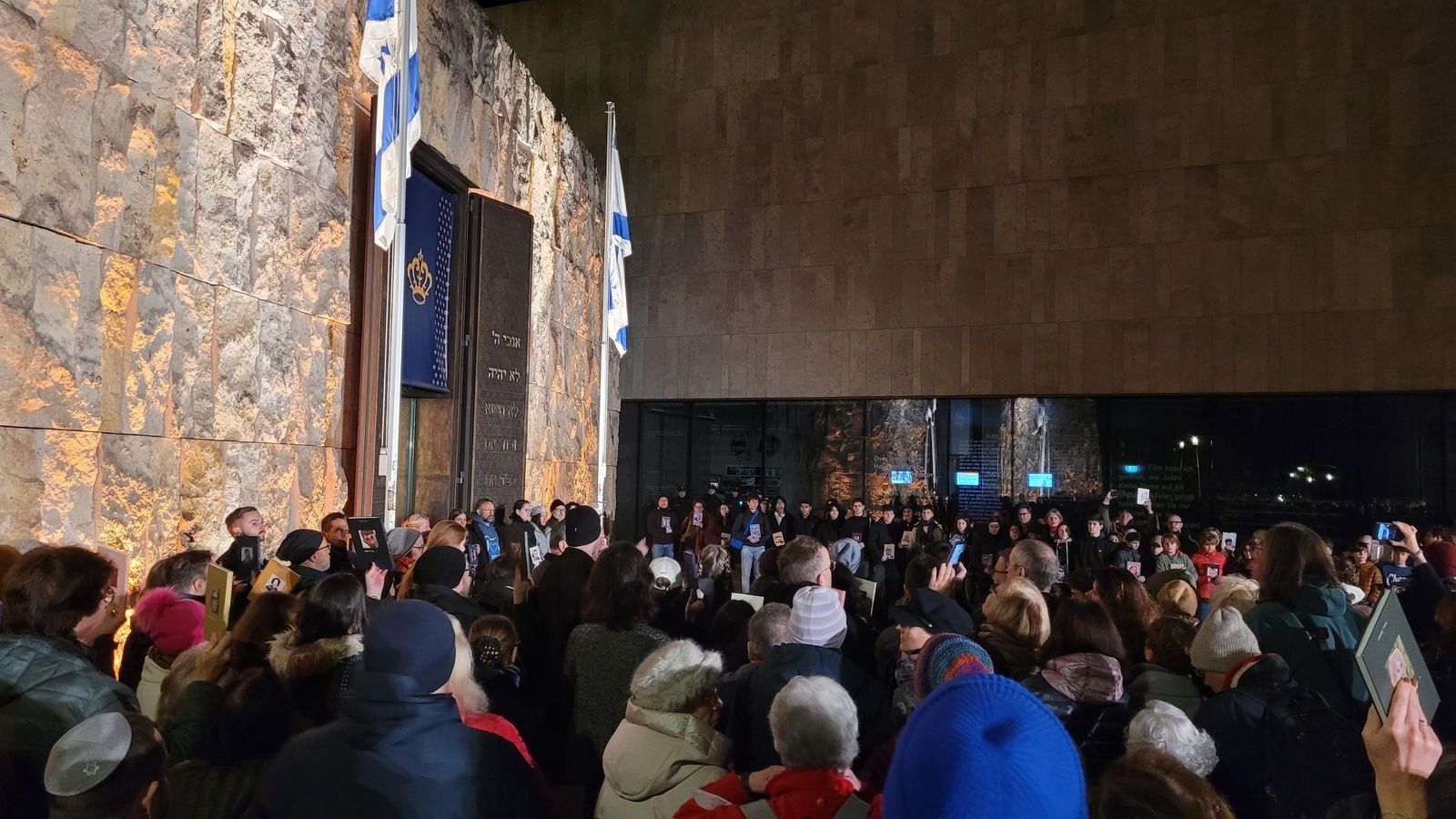 Dankbarkeit und Trauer beim Gedenkakt vor Münchner Synagoge