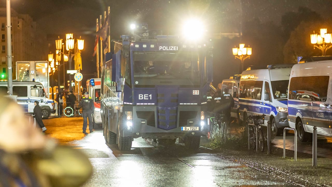Berlin: Polizei bricht Einsatz gegen Hamas-Fans ab, weil es regnet | Regional