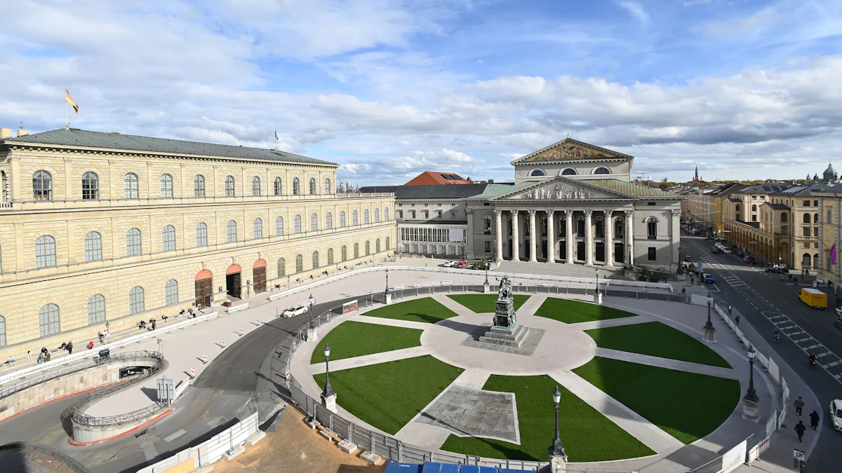 Max-Joseph-Platz in München: Rasen statt Kiesel vor der Staatsoper - München