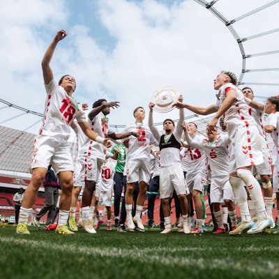 18.05.25, Herren, Fussball, U19 A-Junioren Bundesliga Finale 2025, Bayer 04 Leverkusen U19 - 1.FC Köln U19, Saison 2024/2025, Finale, U19 Mannschaft vom 1.FC Köln feiert auf dem Rasen nach dem Gewinn der Junioren Meisterschaft mit der Meisterschale Leverkusen BayArena NRW Deutschland *** 18 05 25, Men, Football, U19 A Junior Bundesliga Final 2025, Bayer 04 Leverkusen U19 1 FC Köln U19, Season 2024 2025, Final, U19 team from 1 FC Köln celebrates on the pitch after winning the junior championship with the championship trophy Leverkusen BayArena NRW Germany
