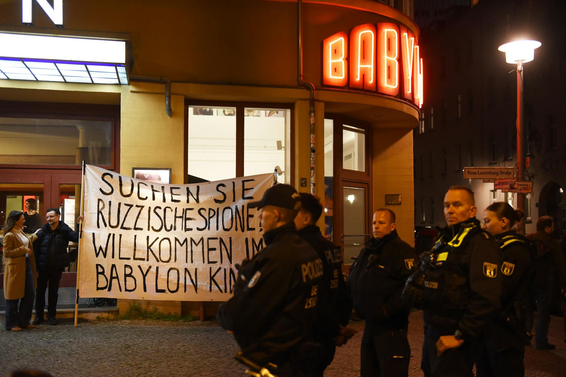 Nicht alle wollten mitdiskutieren: Vor dem Babylon wurde ein Protest gegen die Veranstaltung organisiert.