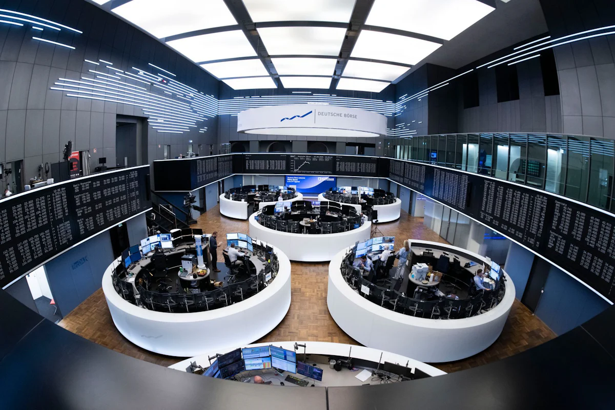 Abwandern von Firmen - Aktionärsschützer unterstützen Merz-Vorstoß für Europa-Börse - Wirtschaft