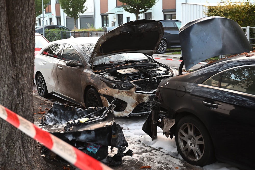 In der Lerchenauer Straße ist es am Morgen zu einer Explosion gekommen. Am Straßenrand stehen mindestens drei ausgebrannte Autos ...