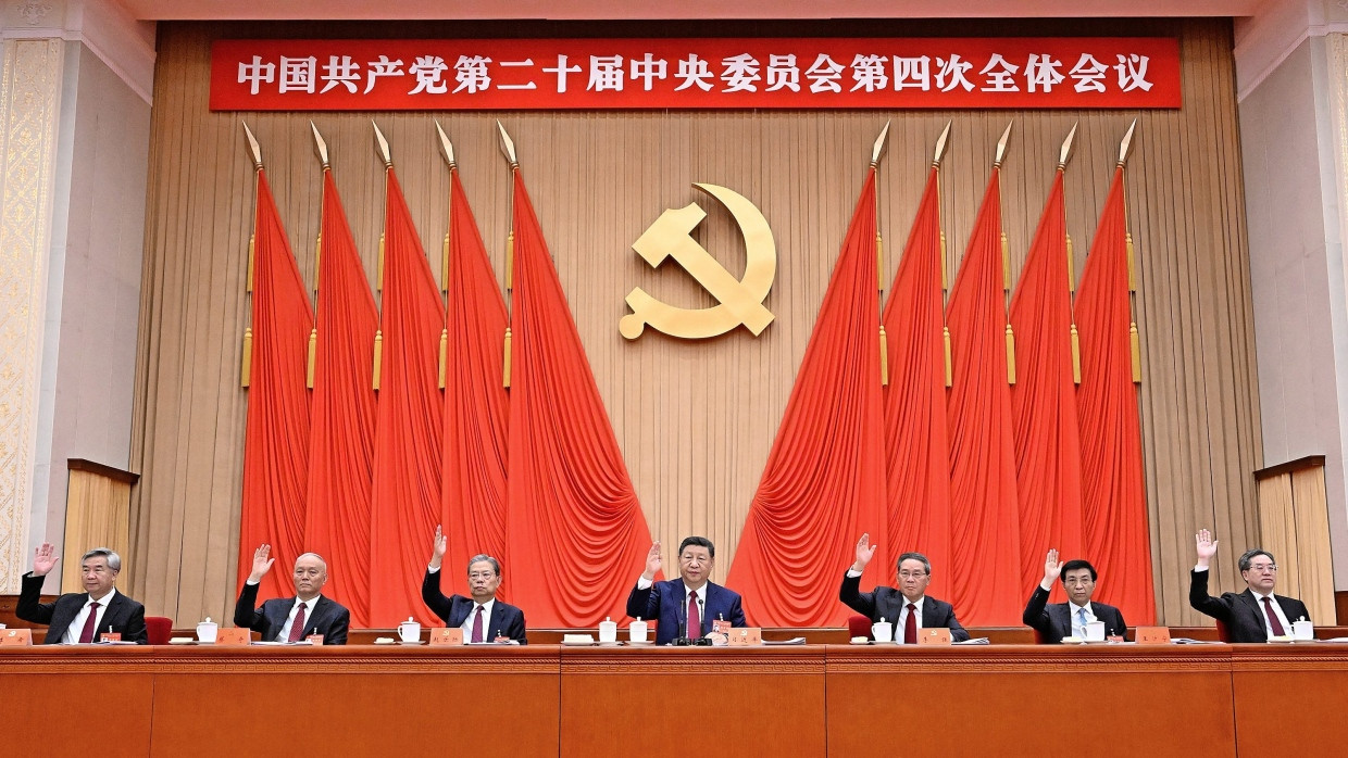 Chinas Staatschef Xi Jinping (Mitte) mit Mitgliedern des Zentralkomitees der Kommunistischen Partei diese Woche in Peking