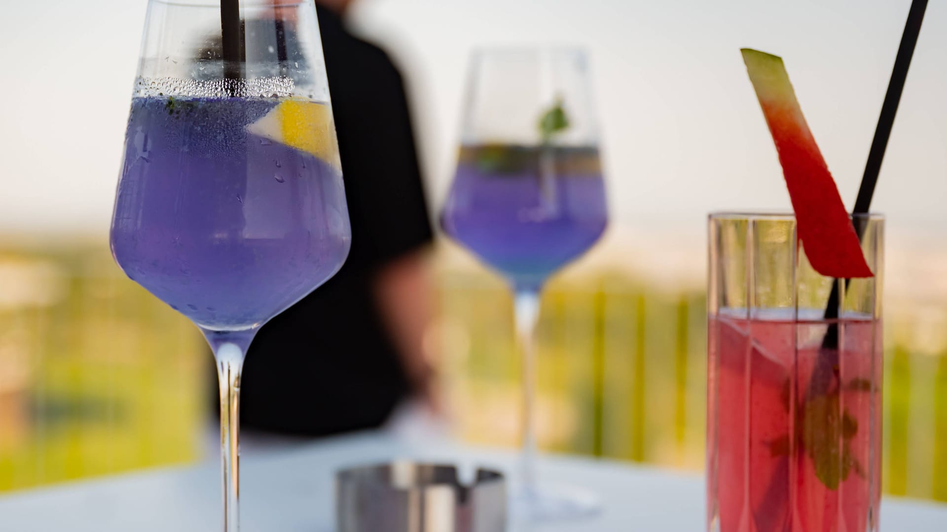 Cocktails stehen auf einem Tisch (Symbolbild): Das „Zest and Spice" in Köln hat die beste Barkarte.