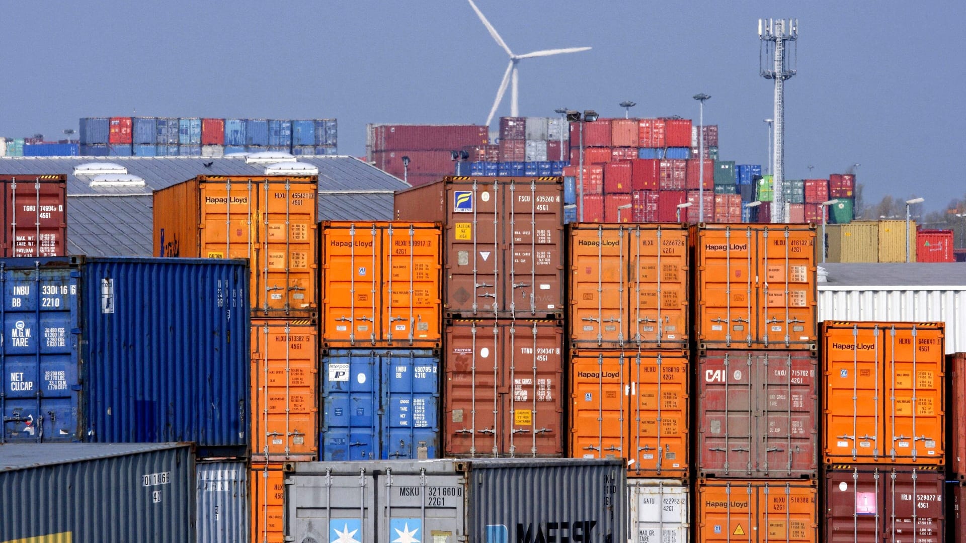 Container im Bremer Hafen (Symbolbild): Das Unternehmen hat Standorte in Bremen, Hamburg und Duisburg. Container im Bremer Hafen (Symbolbild): Das Unternehmen hat Standorte in Bremen, Hamburg und Duisburg.