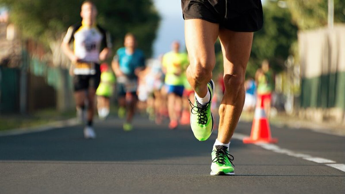 Teilnehmende des Churchtrails joggen durch geöffnete Kirchen Kölns