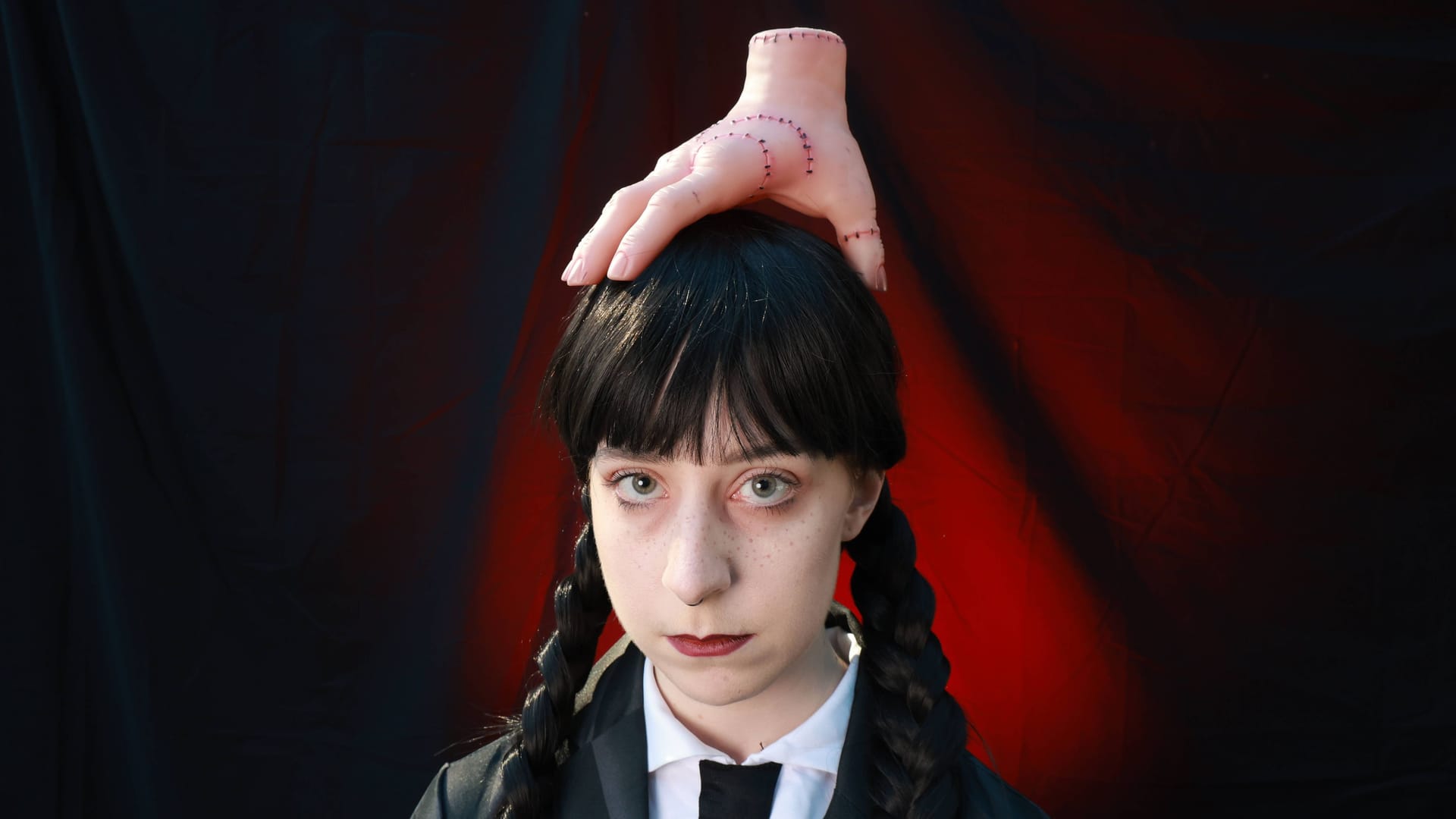 Cosplayerin im Kostüm der Netflix-Figur Wednesday (Symbolfoto): Das Kostüm zählt laut Deiters zu den beliebtesten im Halloween-Vorverkauf. Cosplayerin im Kostüm der Netflix-Figur Wednesday (Symbolfoto): Das Kostüm zählt laut Deiters zu den beliebtesten im Halloween-Vorverkauf.