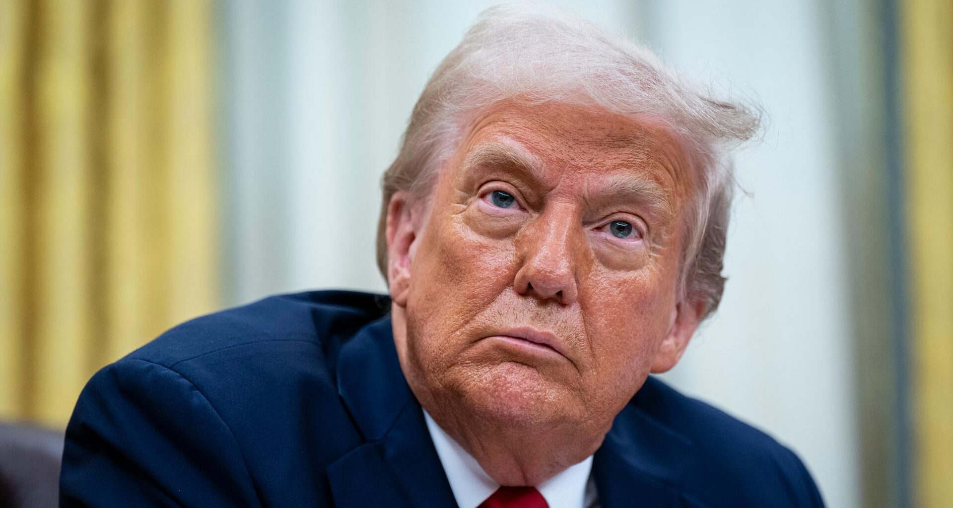 US-Präsident Trump im Oval Office des Weißen Hauses in Washington;er ist im Portrait zu sehen und schaut ernst.