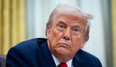 US-Präsident Trump im Oval Office des Weißen Hauses in Washington;er ist im Portrait zu sehen und schaut ernst.