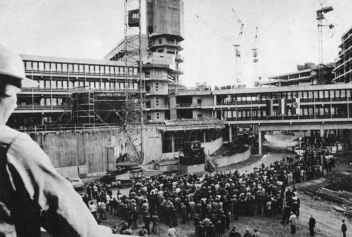 50 Jahre Uni-Gebäude haben Spuren hinterlassen – im Archiv und an der Fassade
