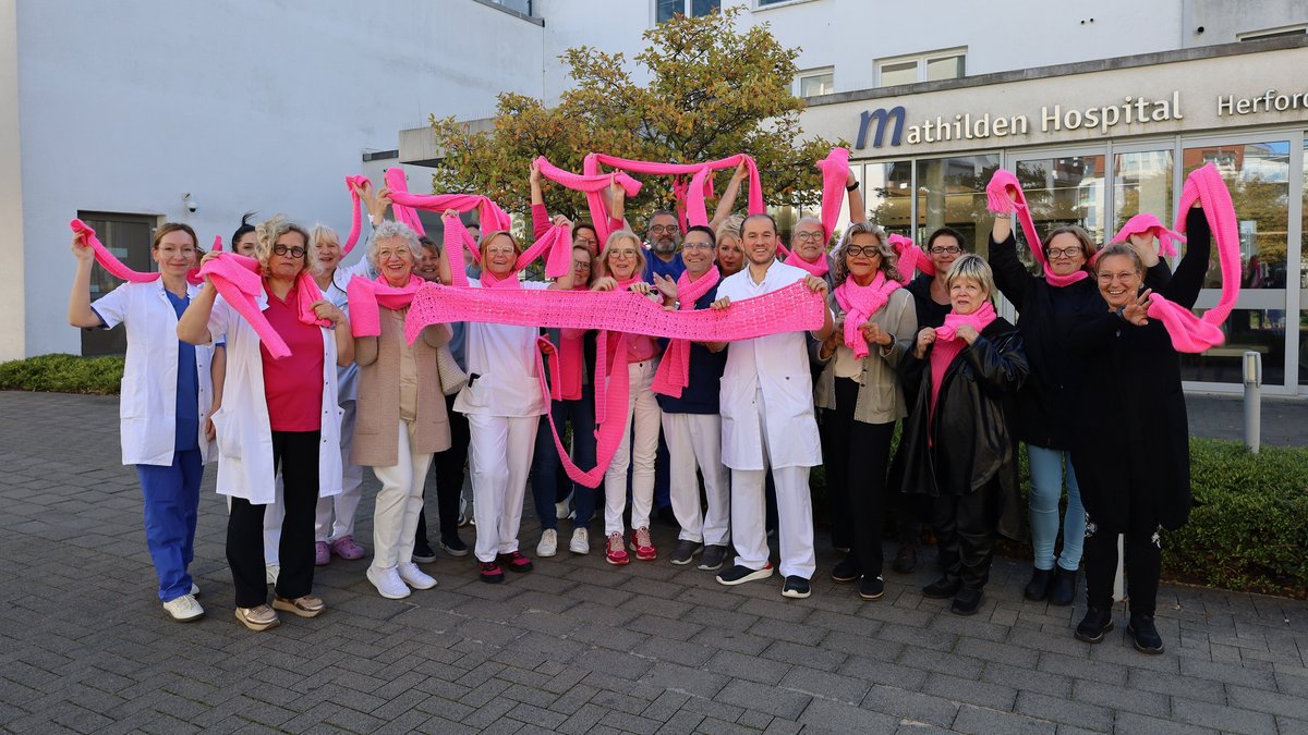 Mathilden Hospital Herford: Pinke Schals für Brustkrebs-Vorsorge