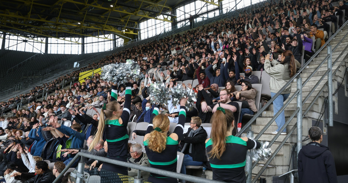 TU Dortmund startet mit Semesteranstoß im Stadion ins neue Studienjahr
