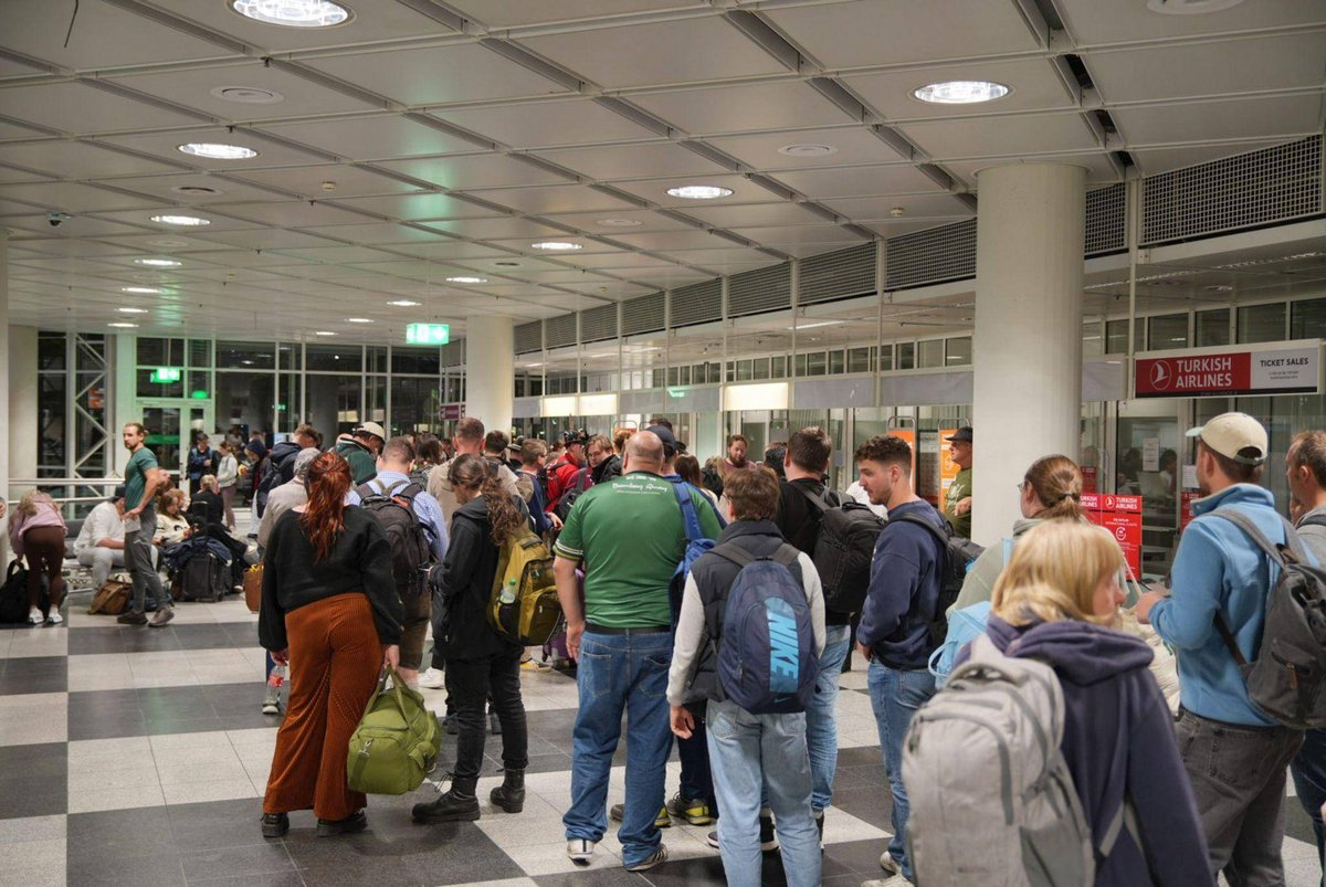 München | Tausende Menschen verbringen Nacht auf Flughafen München