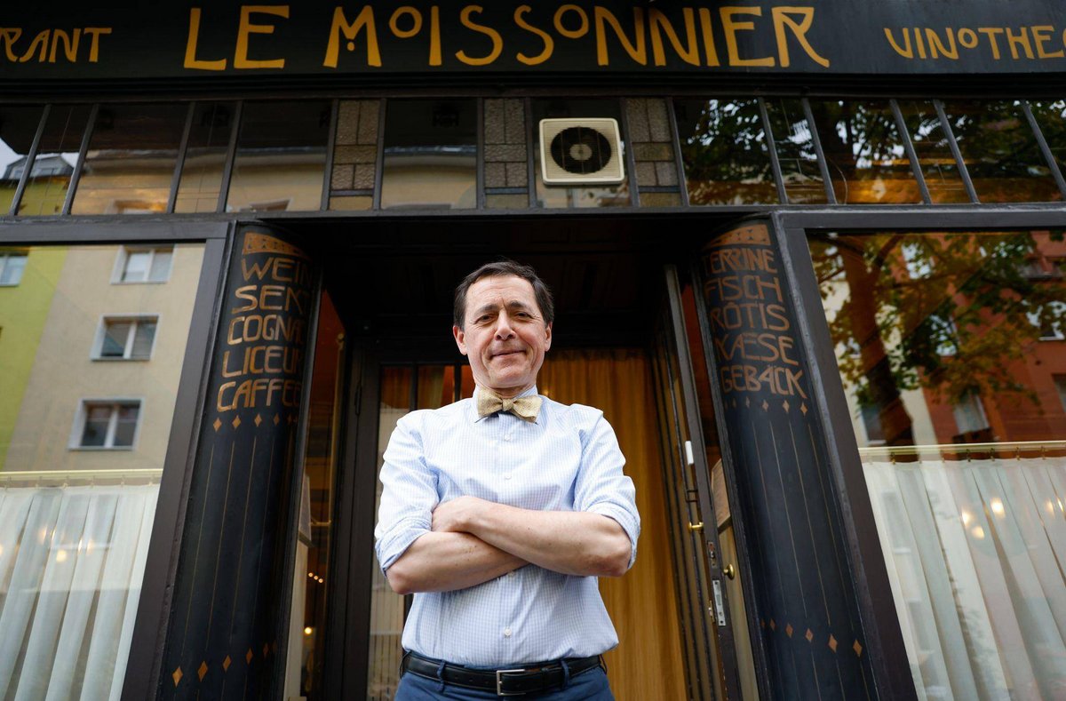 Köln | Handys vom Tisch! - So verhält man sich im Restaurant