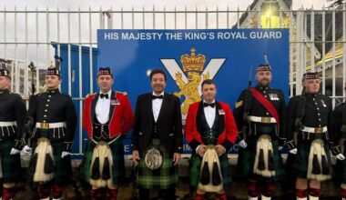 Ballater | Jimmy Fallon feiert im Kilt mit Soldaten in Schottland