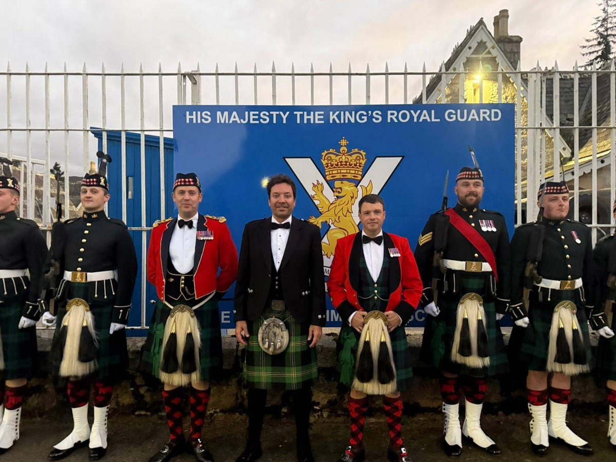 Ballater | Jimmy Fallon feiert im Kilt mit Soldaten in Schottland