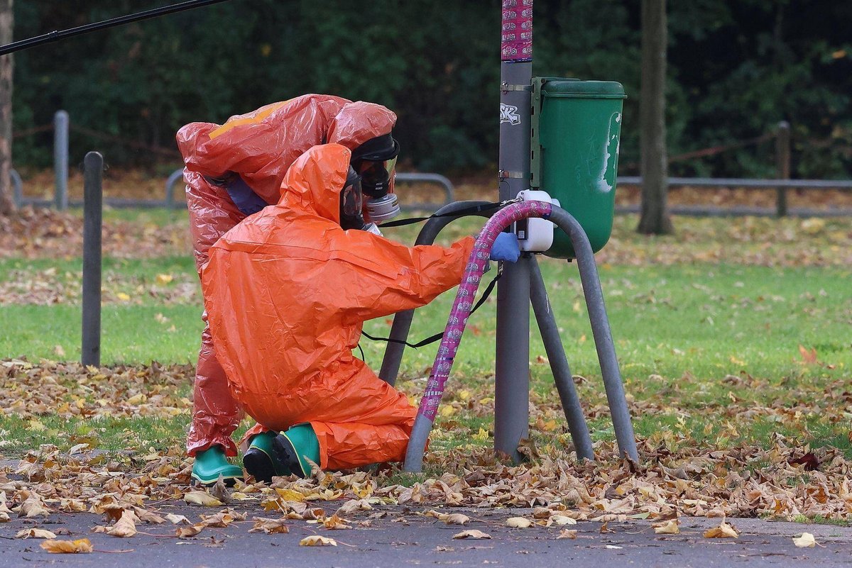 Düsseldorf | Feuerwehr untersucht Chemie-Gefahr durch Tasche im Müll