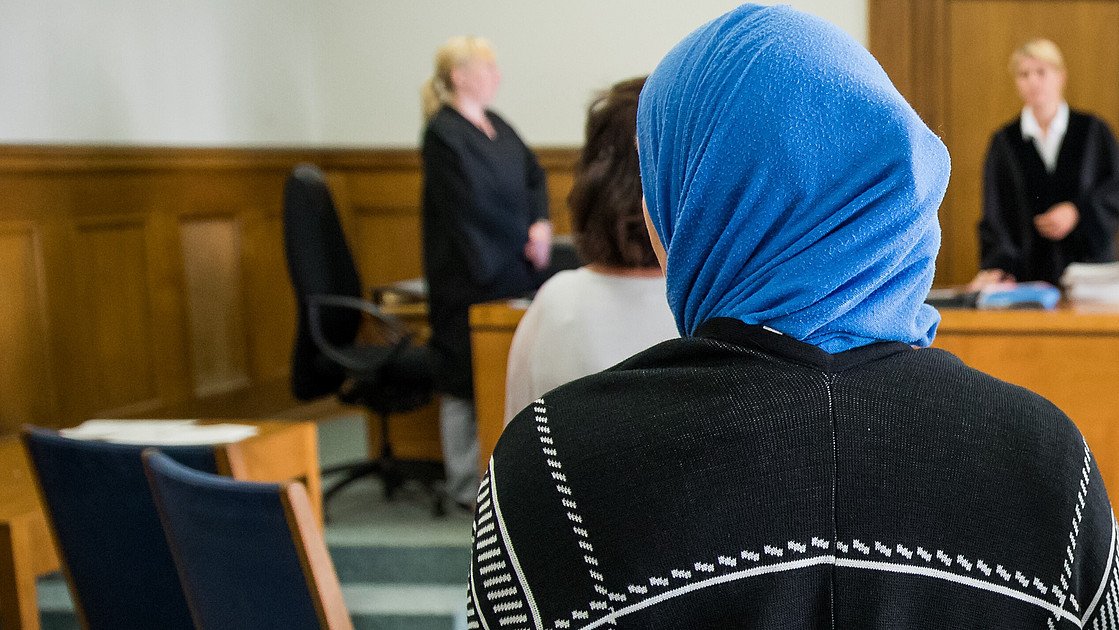 Weiteres OLG verbietet Schöffin das Kopftuchtragen