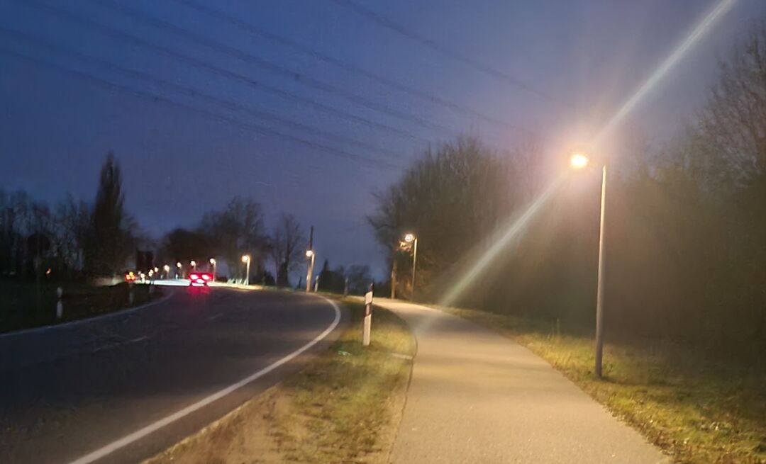 Innovative Radwegbeleuchtung spart ordentlich Strom