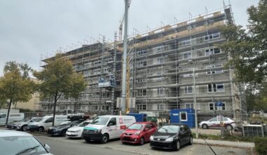 Richtkranz über einem betagten Neubaublock