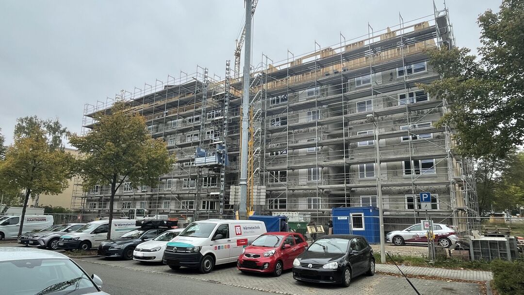 Richtkranz über einem betagten Neubaublock