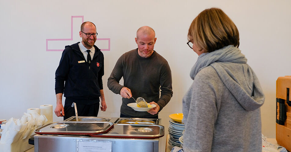 KRH Zentralküche und die Heilsarmee kooperieren