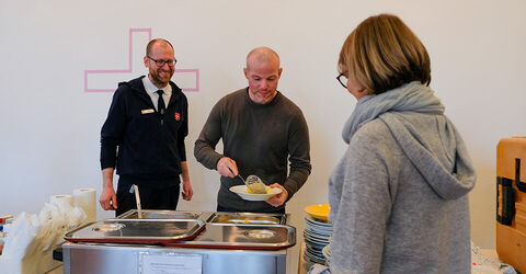 Steffen Aselmann (links) von der Heilsarmee Hannover und Michael Helms, Küchenleitung der KRH Zentralküche, bei der Essensausgabe in der Heilsarmee Hannover direkt am Leineufer in der hannoverschen Innenstadt.