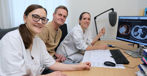 Von links nach rechts: Domenica Wuthe, Jens Nentwig und Dr. med. Isabelle Renger, schauen sich die Bilder des Tumors an (der graue Fleck auf der linken Seite des Monitors), in Rengers Büro im KRH Klinikum Siloah.