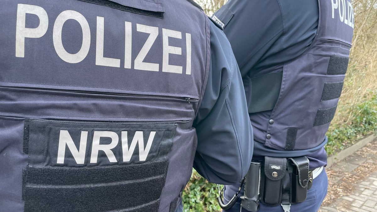 Leopoldshöhe: Jugendliche auf E-Scootern bedrohen Familie