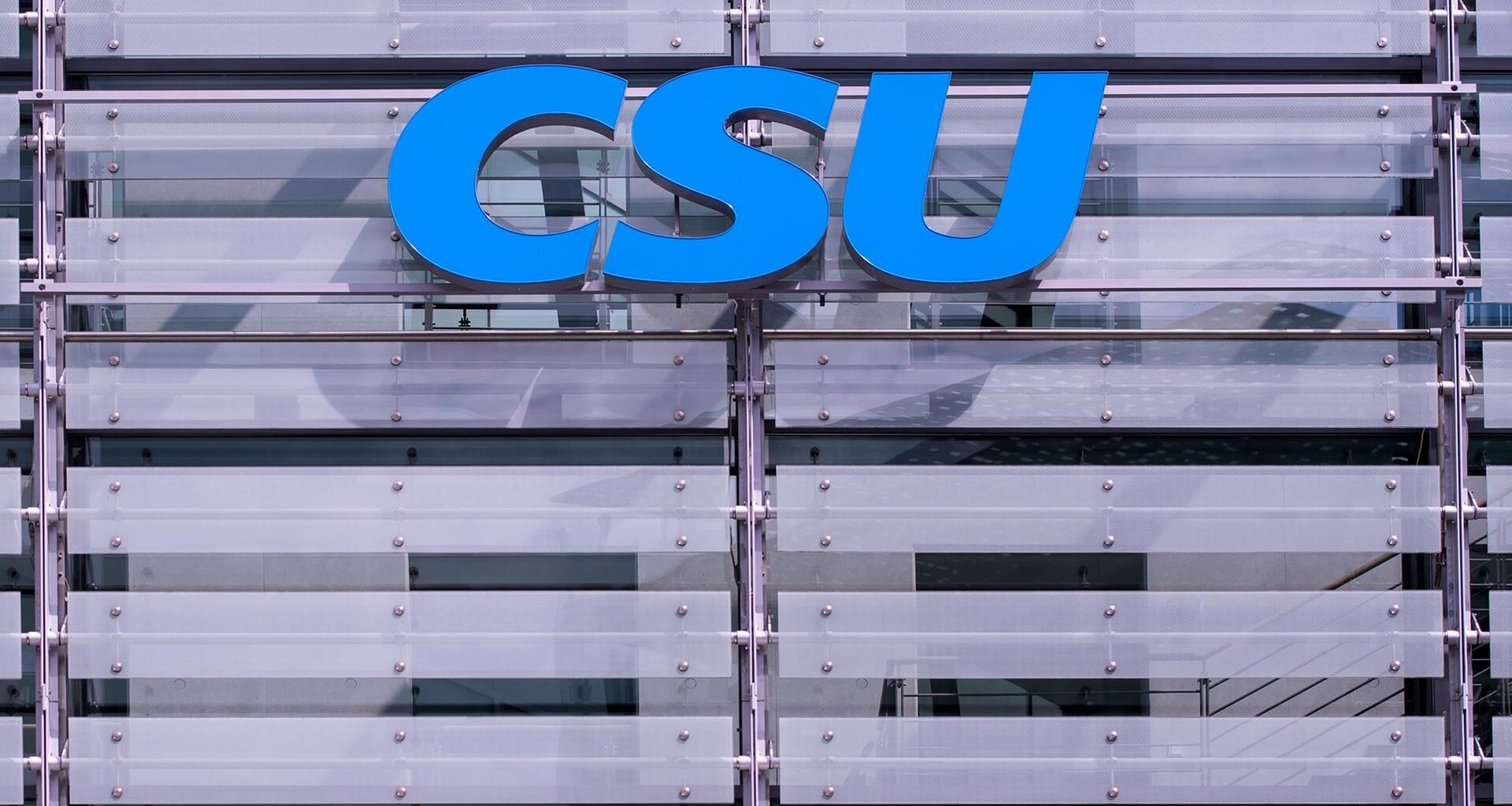 Das blaue Logo der CSU an der Parteizentrale in München