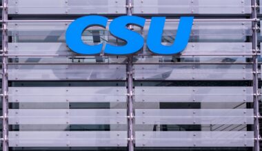 Das blaue Logo der CSU an der Parteizentrale in München