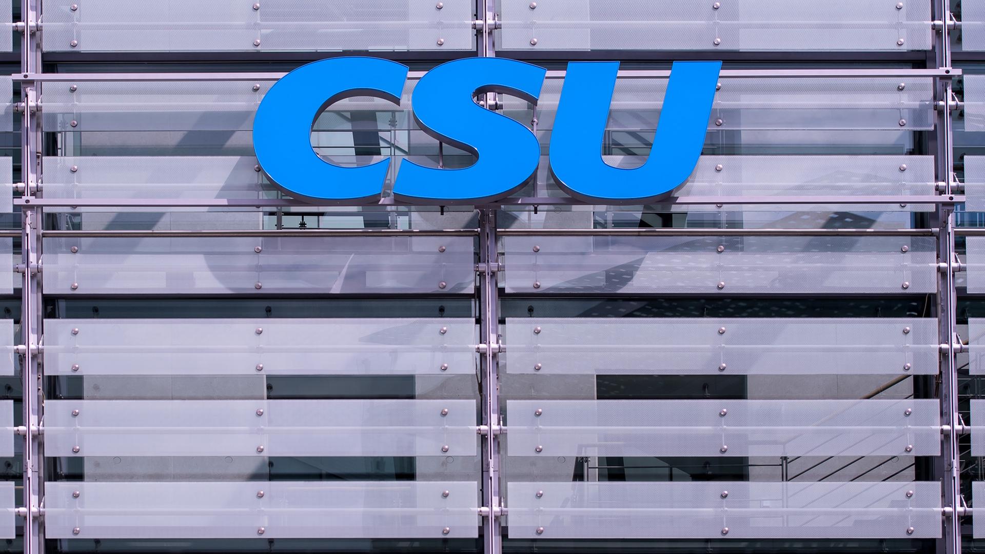 Das blaue Logo der CSU an der Parteizentrale in München