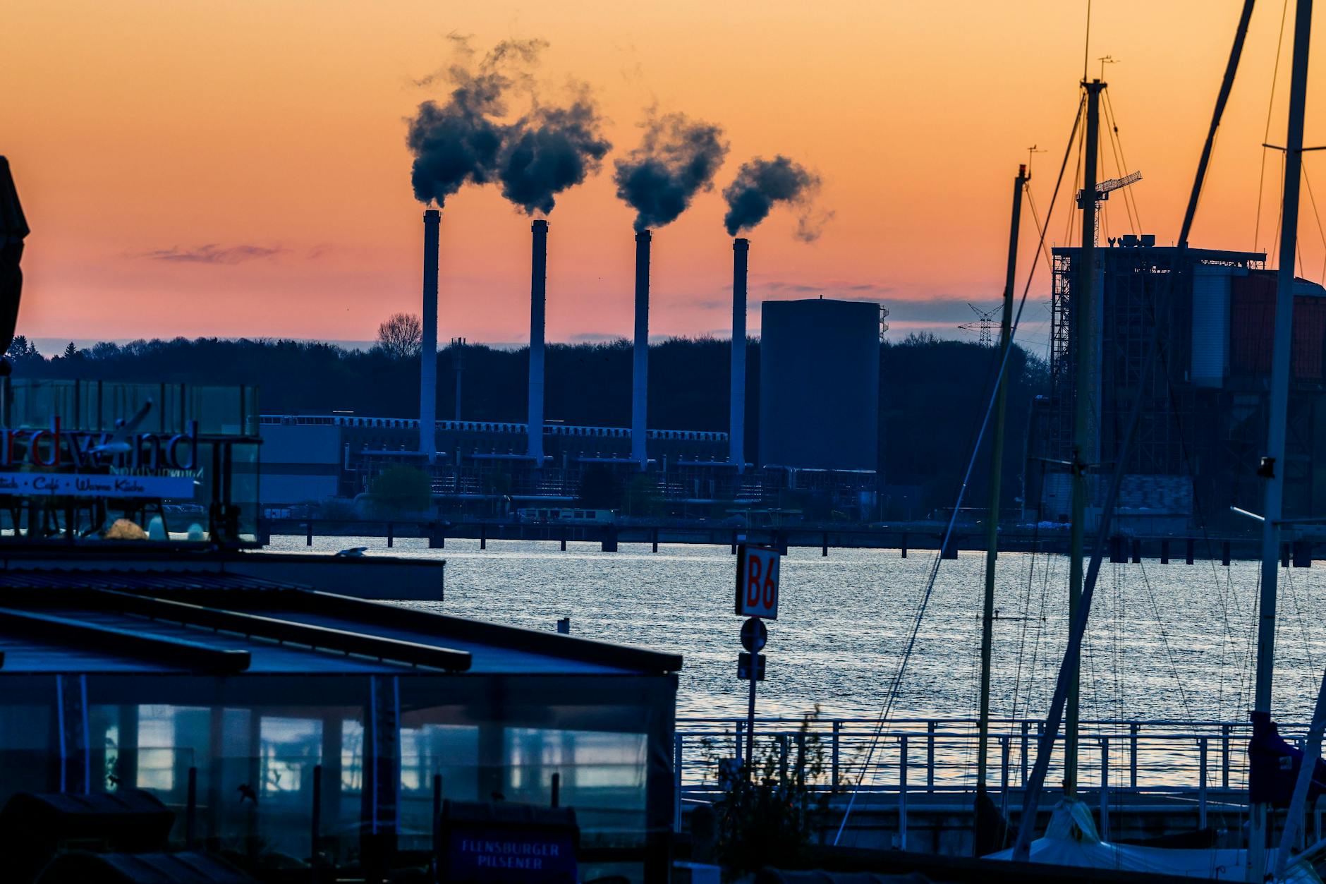 Das mit 20 Gasmotoren arbeitende Kieler Küstenkraftwerk soll von 2035 an klimaneutral mit Wasserstoff betrieben werden.