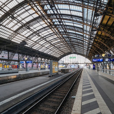 23.02.2025
Köln:
Wegen Modernisierungsarbeiten rund um den Kölner Hauptbahnhof wird der Bahnverkehr mit Ausnahme der S-Bahngleise für rund zwölf Stunden gestoppt. 
Foto: Martina Goyert