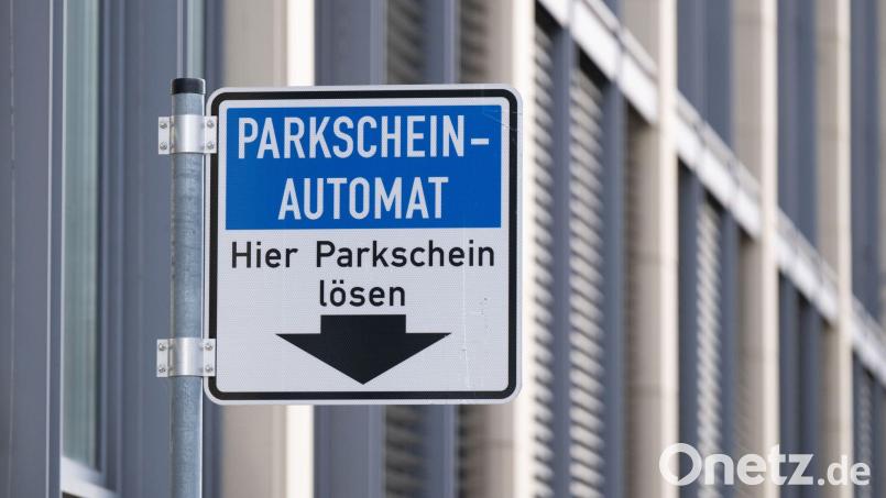 In verschiedenen Städten bringen Betrüger gefälschte QR-Codes an Parkscheinautomaten an, zuletzt zum wiederholten Mal in Augsburg. (Symbolbild) Bild: Sebastian Kahnert/dpa