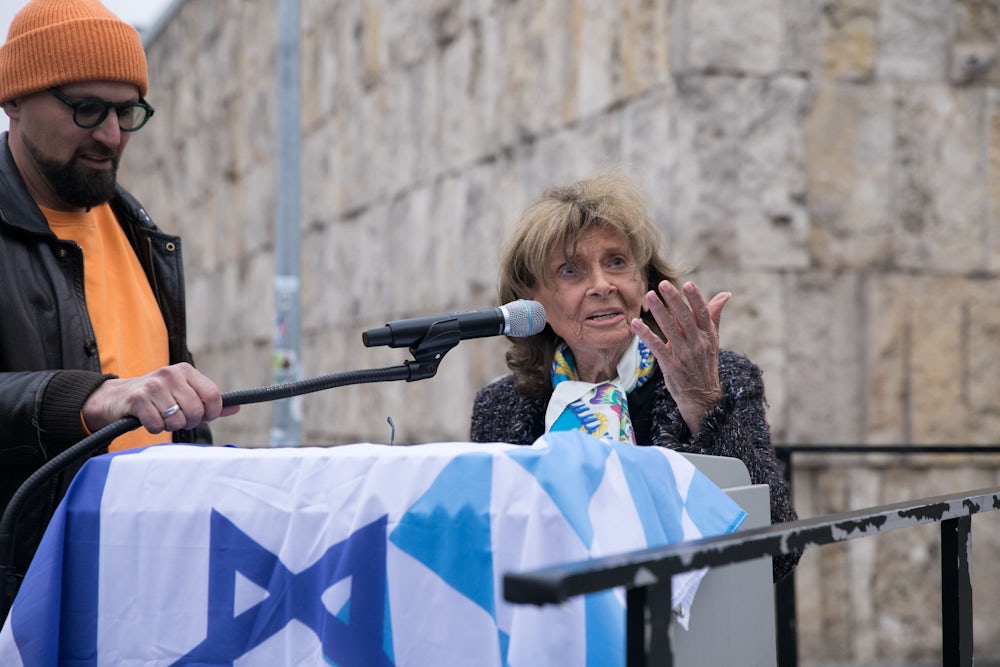 Charlotte Knobloch spricht zu den Feiernden.