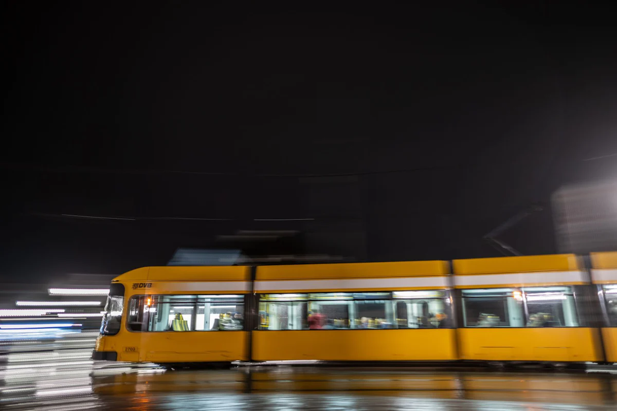 Dresden - Mann in Straßenbahn mit Messer verletzt - zwei Festnahmen - Panorama