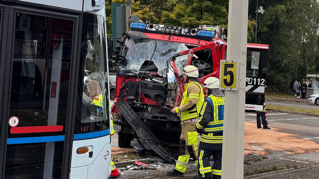 Hattingen: Feuerwehr rammt Straßenbahn aus Gleisen | Regional