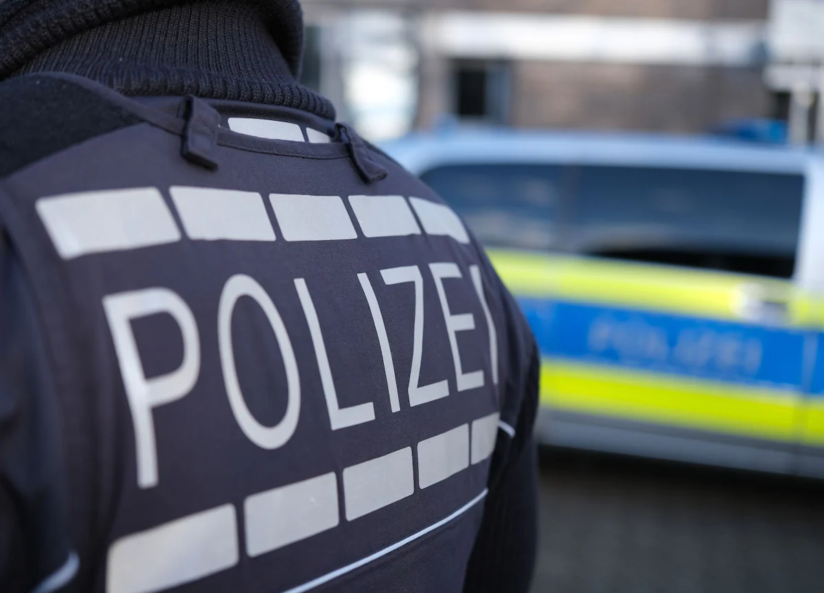 Karlsruhe - Frau sollte Gold an falsche Polizisten übergeben – Festnahme - Panorama